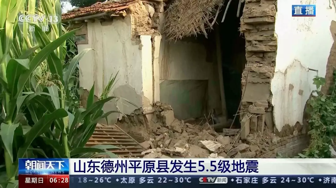 Ein beschädigtes Bauernhaus in der Nähe des Epizentrums. - Bild: CCTV/AP/dpa