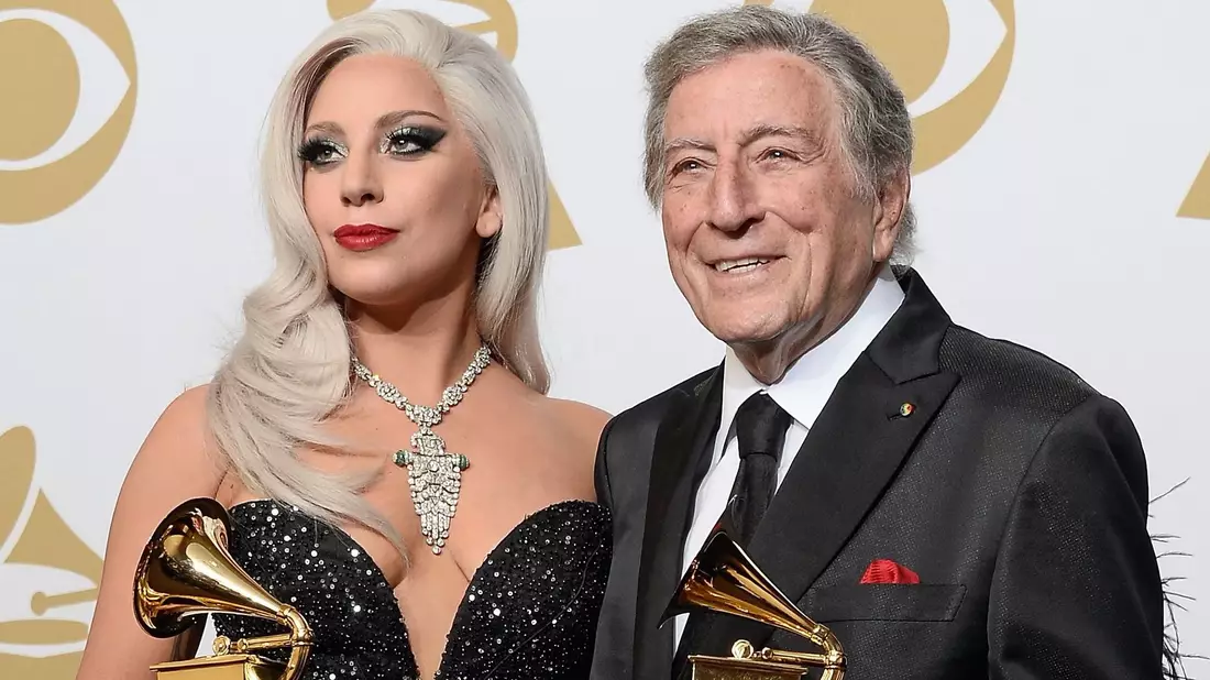 Lady Gaga und Tony Bennett (r) bei der Grammy-Verleihung 2015. - Bild: Paul Buck/epa/dpa