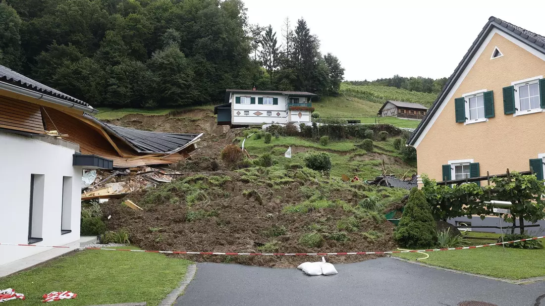 Ein zerstörtes Haus nach einem Hangrutsch in St. Johann im Saggautal im Bezirk Leibnitz in der Steiermark in Österreich. - Bild: Erwin Scheriau/APA/dpa