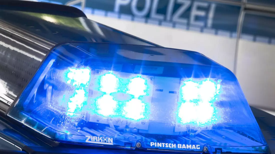 Die Ermittlungen der Polizei dauern an, nachdem eine 16-Jährige nach einer Party zweimal von einem Auto überrollt worden war. - Bild: Friso Gentsch/dpa