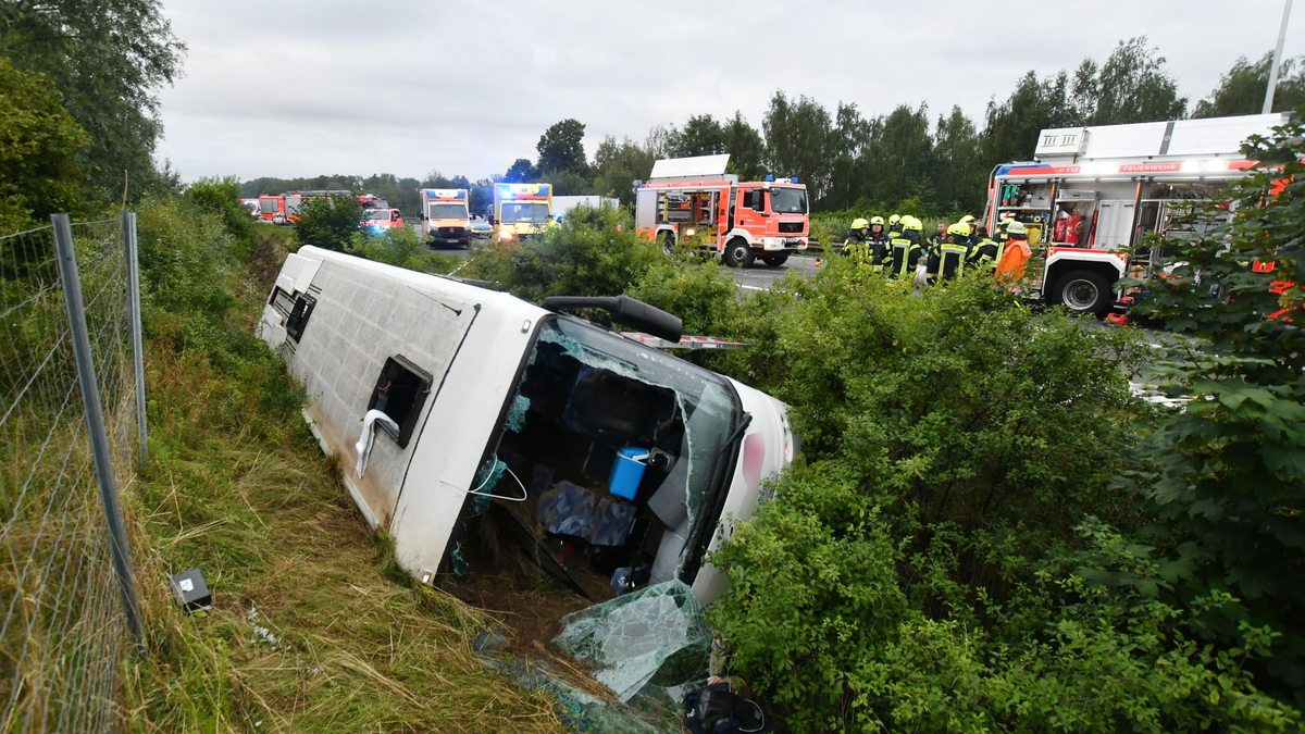 Einsatzkräfte arbeiten am Samstagmorgen an der Unfallstelle bei Peine. - Foto: Ralf Büchler/dpa