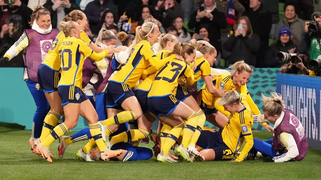 Die Schwedinnen feiern den Einzug ins WM-Viertelfinale. - Bild: Scott Barbour/AP/dpa