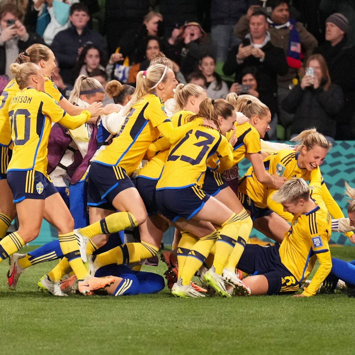 Die Schwedinnen feiern den Einzug ins WM-Viertelfinale. - Foto: Scott Barbour/AP/dpa
