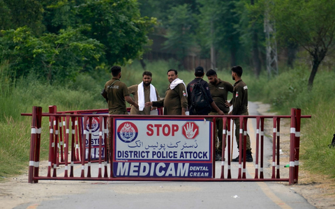 Polizisten haben in Attock eine Straße verbarrikadiert, die zum Bezirksgefängnis, wo Pakistans Ex-Premier Imran Khan inhaftiert ist. - Foto: Anjum Naveed/AP/dpa