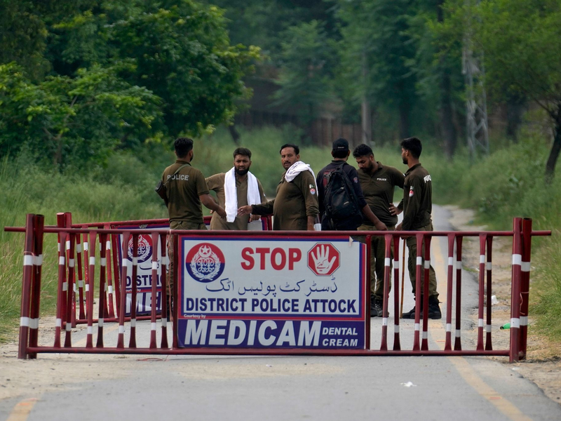 Polizisten haben in Attock eine Straße verbarrikadiert, die zum Bezirksgefängnis, wo Pakistans Ex-Premier Imran Khan inhaftiert ist. - Foto: Anjum Naveed/AP/dpa