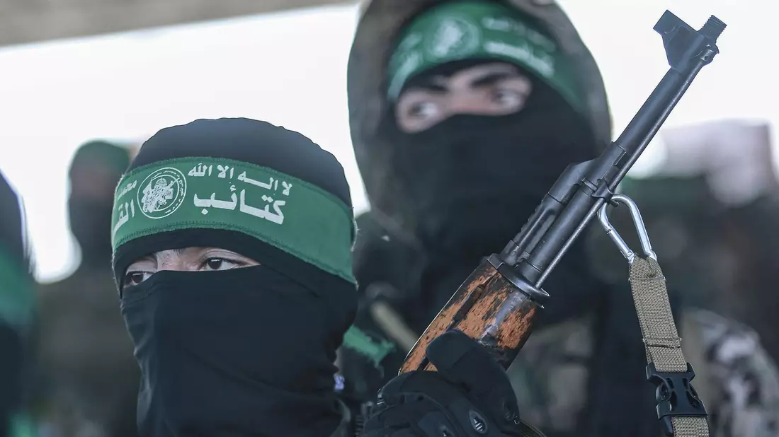 Mitglieder der Izz ad-Din al-Qassam-Brigaden, des militärischen Flügels der palästinensischen islamistischen Hamas-Bewegung (Symbolbild). - Bild: Mohammed Talatene/dpa