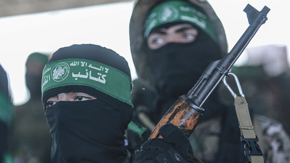 Mitglieder der Izz ad-Din al-Qassam-Brigaden, des militärischen Flügels der palästinensischen islamistischen Hamas-Bewegung (Symbolbild). - Foto: Mohammed Talatene/dpa