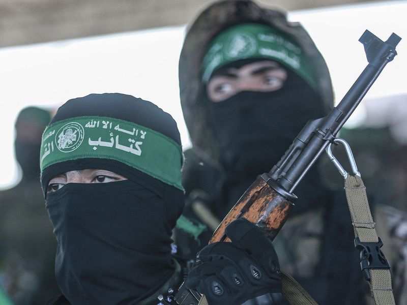 Mitglieder der Izz ad-Din al-Qassam-Brigaden, des militärischen Flügels der palästinensischen islamistischen Hamas-Bewegung (Symbolbild). - Foto: Mohammed Talatene/dpa