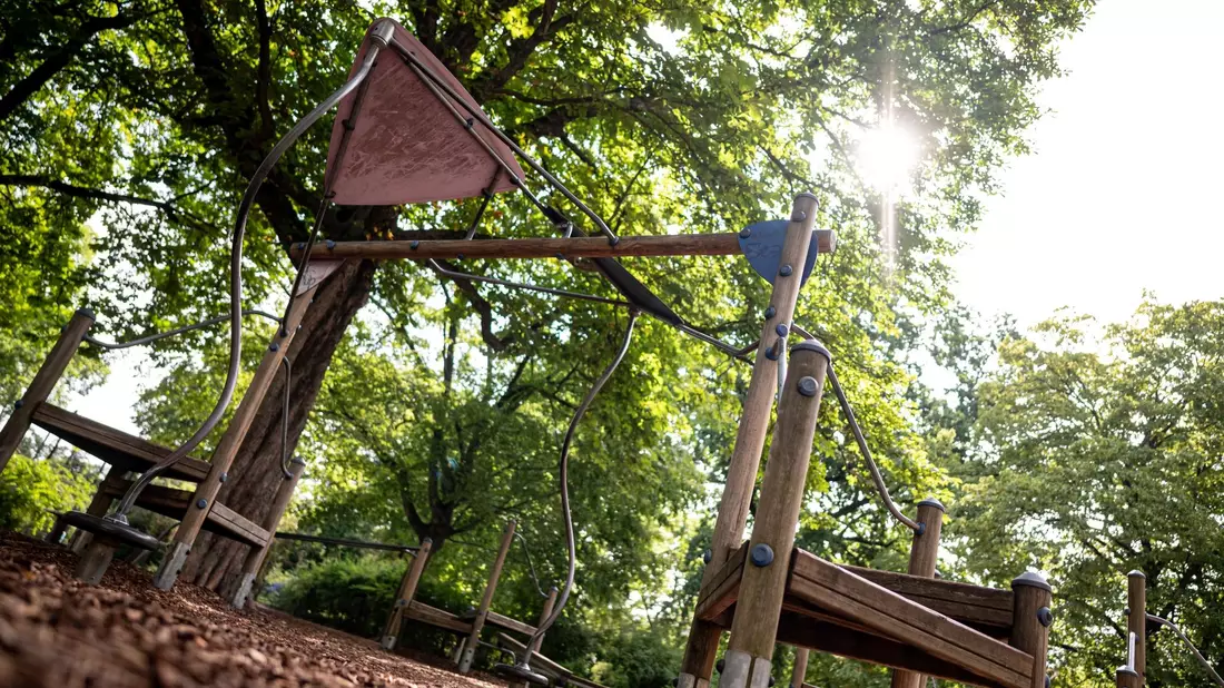 Ein Spielplatz inmitten von Bäumen in Berlin: «Wir finden mehr Gehör als noch vor Jahren, wo wir sofort immer das Argument gehört haben, die Grün-Pflege sei zu teuer». - Bild: Fabian Sommer/dpa