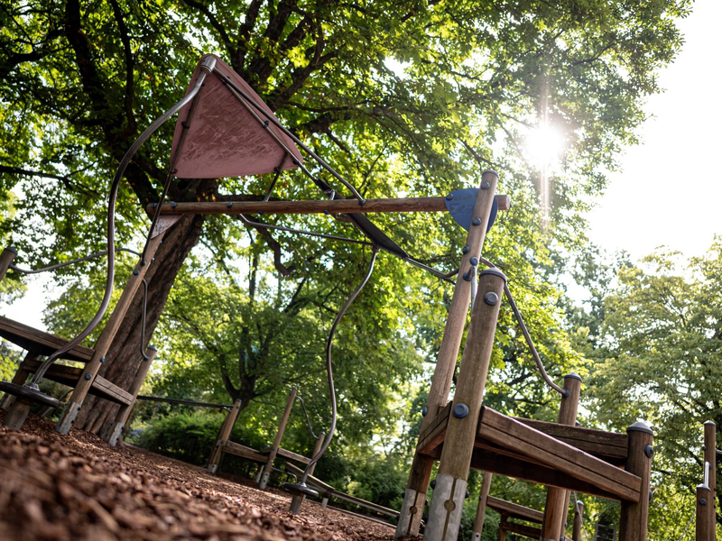Plötzlich fiel auf dem Kinderspielplatz ein Ast herunter, ein 39-Jähriger wurde erschlagen. (Symbolbild) - Foto: Fabian Sommer/dpa