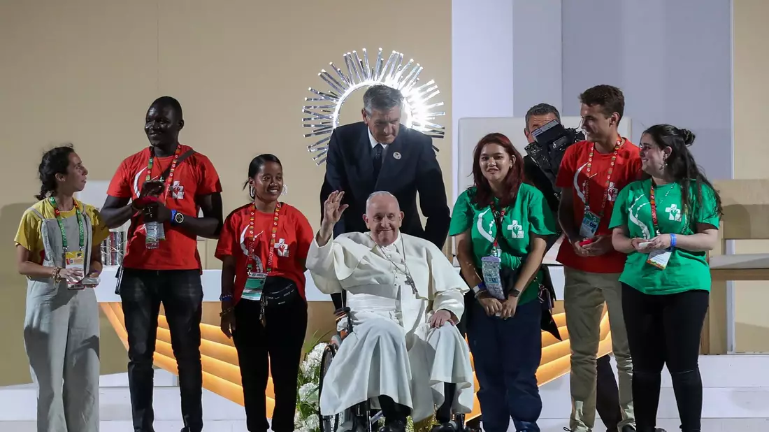 Papst Franziskus mit Teilnehmern des Weltjugendtags im Tejo-Park in Lissabon. - Bild: Pedro Rocha/Global Imagens/Atlantico Press/ZUMA/dpa
