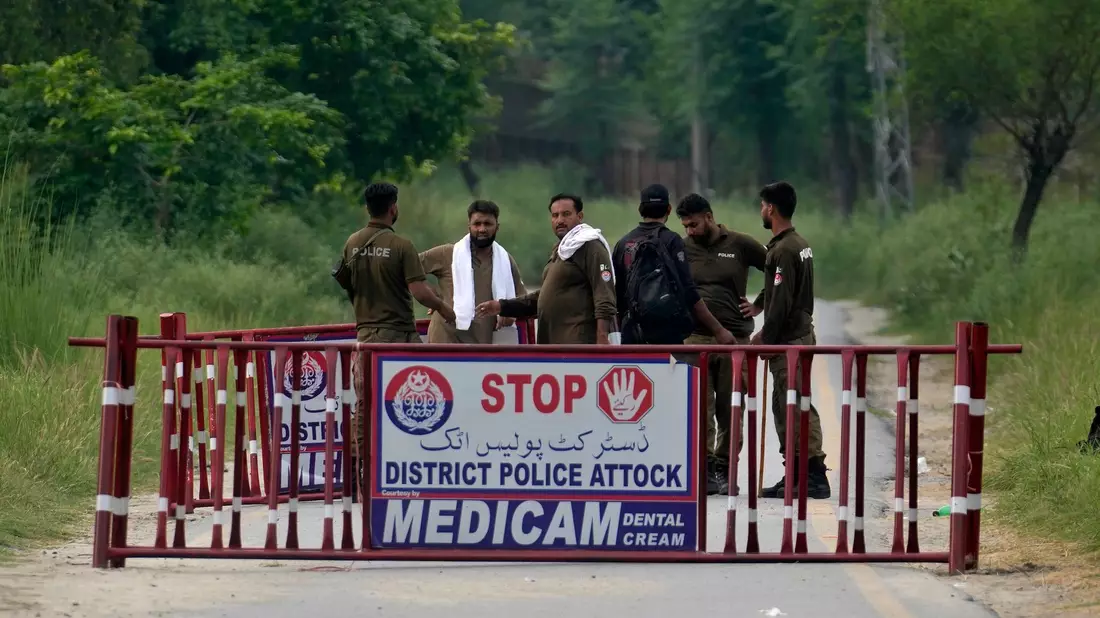 Polizisten haben in Attock eine Straße abgesperrt, die zum Bezirksgefängnis führt, wo Pakistans Ex-Premier Imran Khan inhaftiert ist. - Bild: Anjum Naveed/AP/dpa