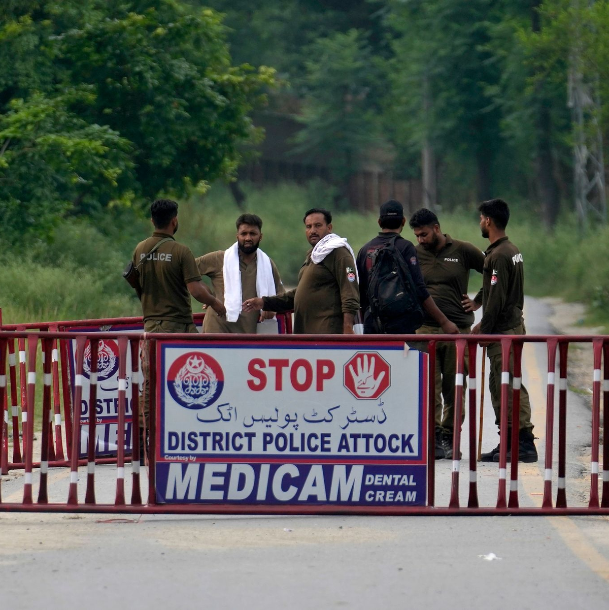 Polizisten haben in Attock eine Straße abgesperrt, die zum Bezirksgefängnis führt, wo Pakistans Ex-Premier Imran Khan inhaftiert ist. - Foto: Anjum Naveed/AP/dpa