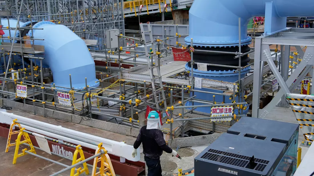 Japans Atomaufsichtsbehörde erteilte Anfang Juli die Genehmigung für die umstrittene Ableitung aufbereiteten Kühlwassers aus der Atomruine Fukushimas ins Meer. - Bild: Hiro Komae/AP/dpa