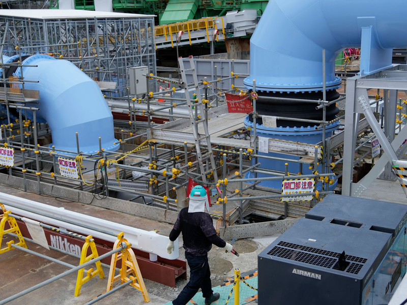 Japans Atomaufsichtsbehörde erteilte Anfang Juli die Genehmigung für die umstrittene Ableitung aufbereiteten Kühlwassers aus der Atomruine Fukushimas ins Meer. - Foto: Hiro Komae/AP/dpa