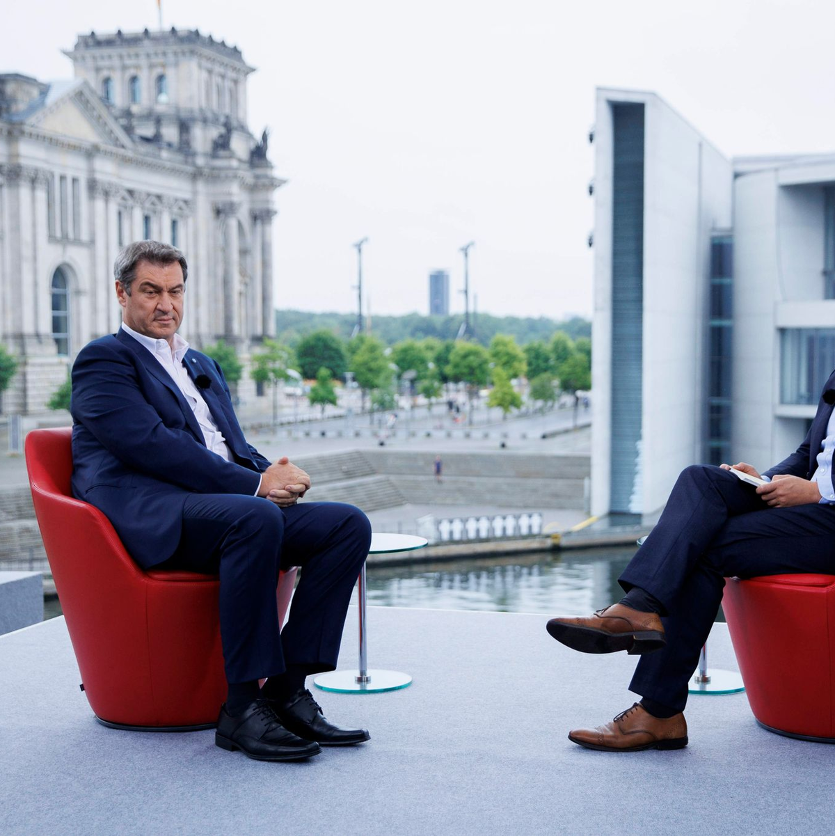 CSU-Chef Markus Söder (l) stand ARD-Journalist Matthias Deiß im Sommerinterview Rede und Antwort. - Foto: Carsten Koall/dpa