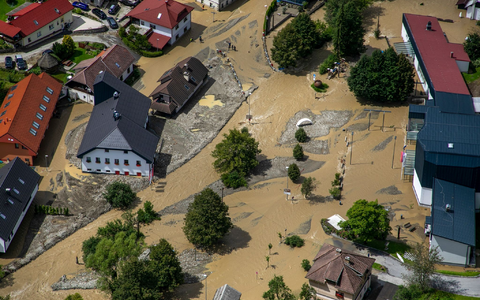 Angesichts der verheerenden Überschwemmungen und Erdrutsche der letzten drei Tage hat Slowenien die EU und die Nato um technische Hilfsgüter gebeten. - Foto: -/AP/dpa