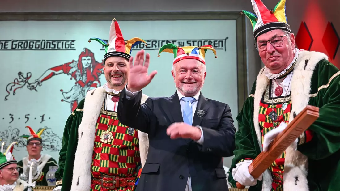 Der stellvertretende Bundestagspräsident Wolfgang Kubicki (FDP) winkt, nachdem er vom Stockacher Narrengericht zum Laufnarr geschlagen worden ist. - Bild: Felix Kästle/dpa
