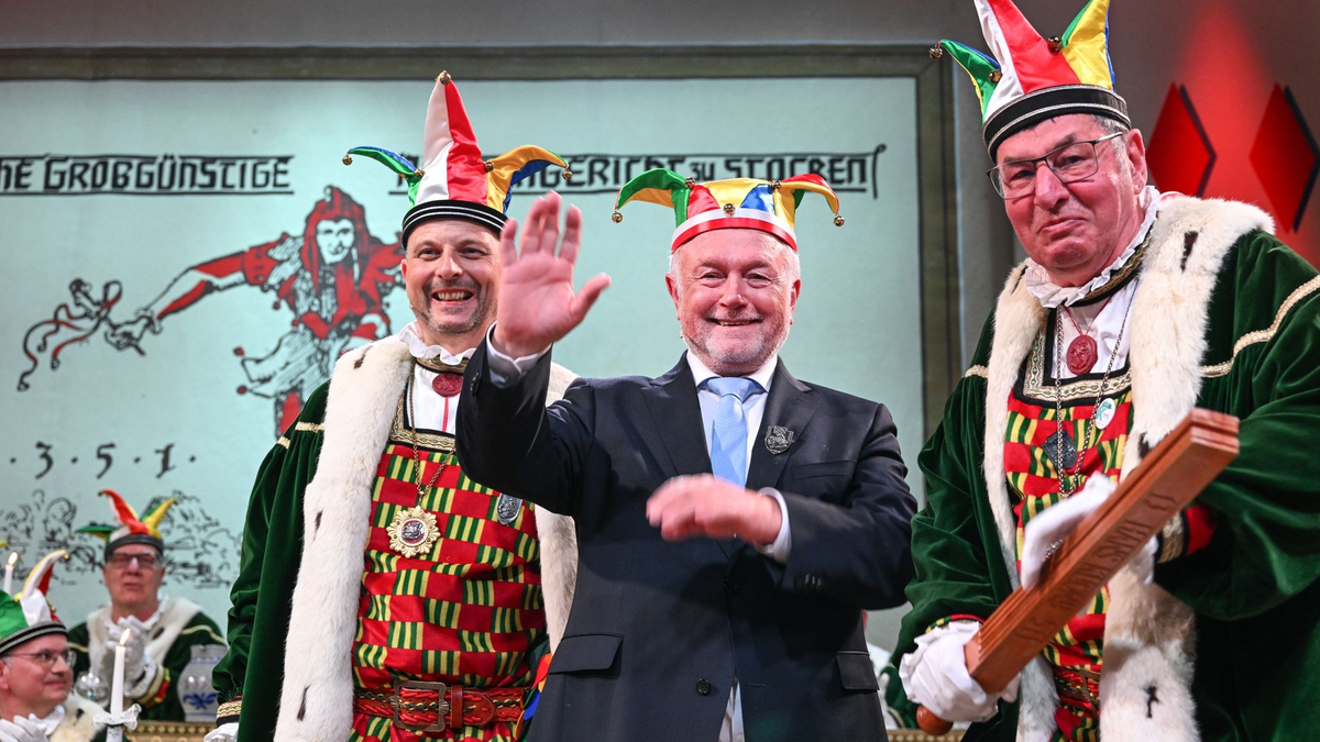 Der stellvertretende Bundestagspräsident Wolfgang Kubicki (FDP) winkt, nachdem er vom Stockacher Narrengericht zum Laufnarr geschlagen worden ist. - Foto: Felix Kästle/dpa