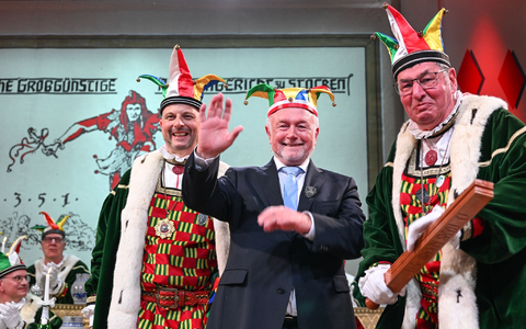 Der stellvertretende Bundestagspräsident Wolfgang Kubicki (FDP) winkt, nachdem er vom Stockacher Narrengericht zum Laufnarr geschlagen worden ist. - Foto: Felix Kästle/dpa