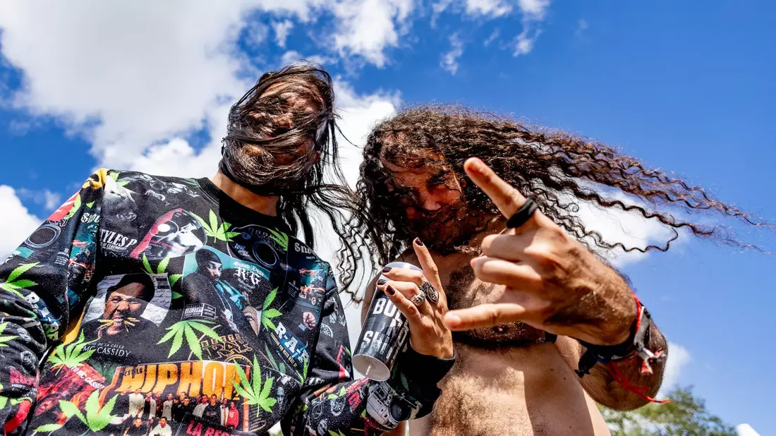 Metal-Fans des diesjährigen Festivals in Wacken posieren für die Kamera. - Bild: Axel Heimken/dpa