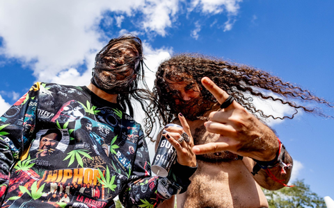 Metal-Fans des diesjährigen Festivals in Wacken posieren für die Kamera. - Foto: Axel Heimken/dpa Metal-Fans des diesjährigen Festivals in Wacken posieren für die Kamera. - Foto: Axel Heimken/dpa
