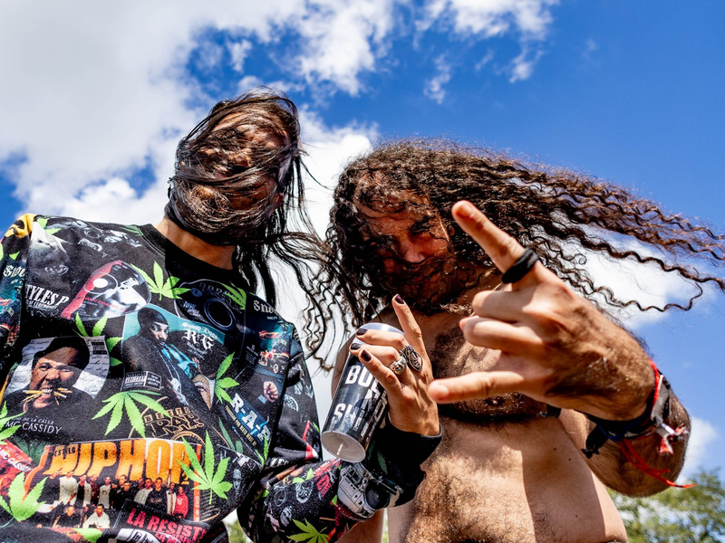 Metal-Fans des diesjährigen Festivals in Wacken posieren für die Kamera. - Foto: Axel Heimken/dpa