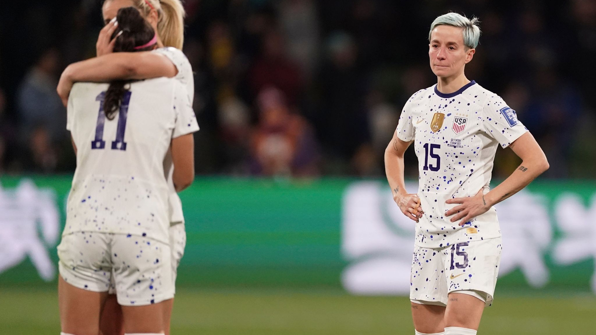 Megan Rapinoe (r) und ihre Mitspielerinnen aus den USA reagieren, nachdem sie im Elfmeterschießen ausgeschieden sind. - Foto: Scott Barbour/AP/dpa