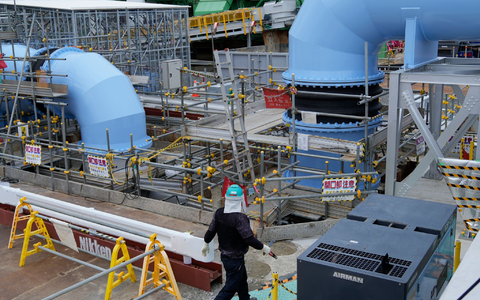 Der Betreiberkonzern will das Wasser aus der Atomruine Fukushima verdünnen. - Foto: Hiro Komae/AP/dpa