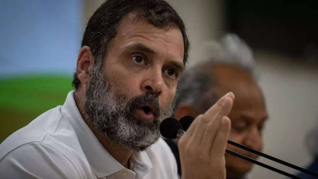Rahul Gandhi, Oppositionsführer der Kongresspartei in Indien, erhält seinen Sitz im Parlament zurück. - Bild: Altaf Qadri/AP/dpa