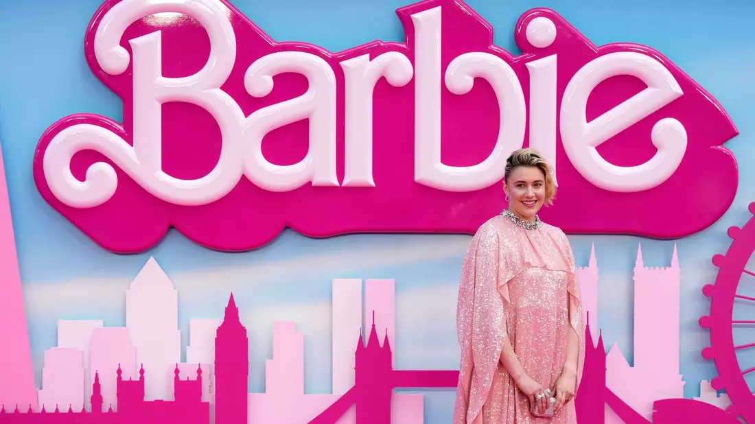Regisseurin Greta Gerwig bei der «Barbie»-Premirere in London. - Bild: Scott Garfitt/Invision/AP/dpa