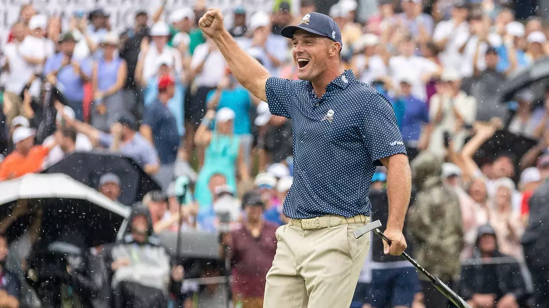 Bryson DeChambeau spielte eine sensationelle 58er-Runde. - Bild: Mike Stobe/LIVGOLF via AP/dpa