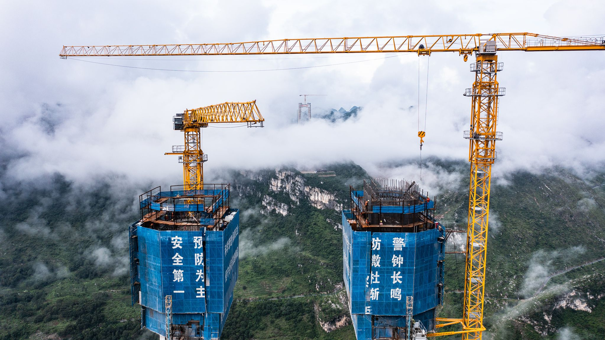 Die Baustelle der Huajiang Grand Canyon Bridge in der südwestchinesischen Provinz Guizhou in einer Luftaufnahme. - Foto: Tao Liang/XinHua/dpa