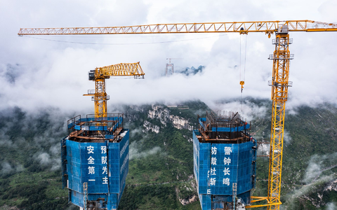 Die Baustelle der Huajiang Grand Canyon Bridge in der südwestchinesischen Provinz Guizhou in einer Luftaufnahme. - Foto: Tao Liang/XinHua/dpa