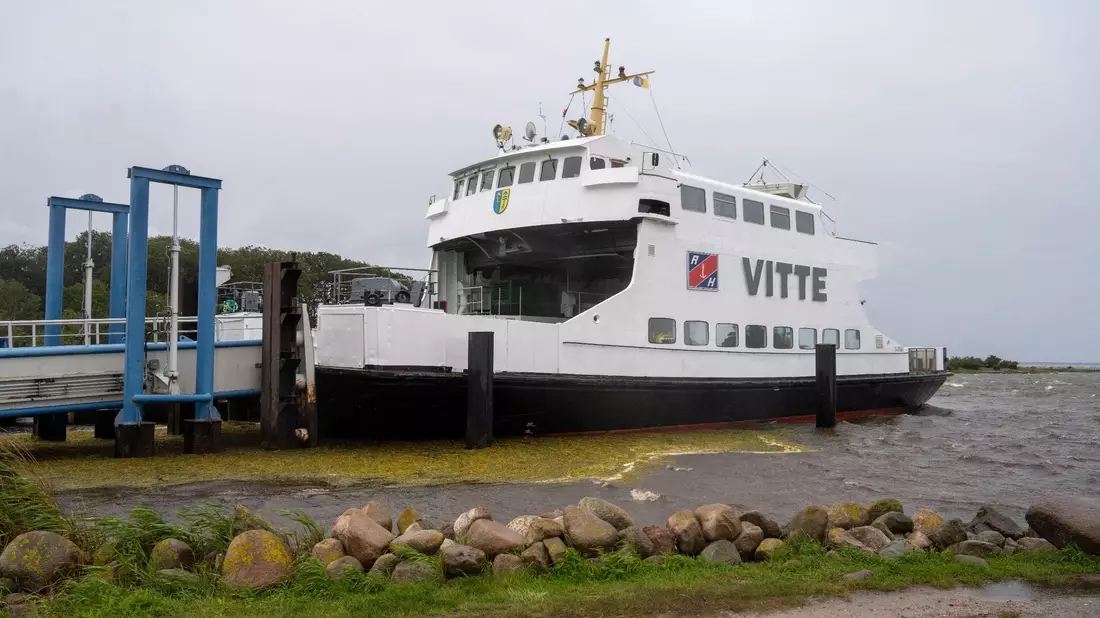 Der Fährverkehr zur und von der Insel Hiddensee wurde von der Reederei eingestellt. - Bild: Stefan Sauer/dpa