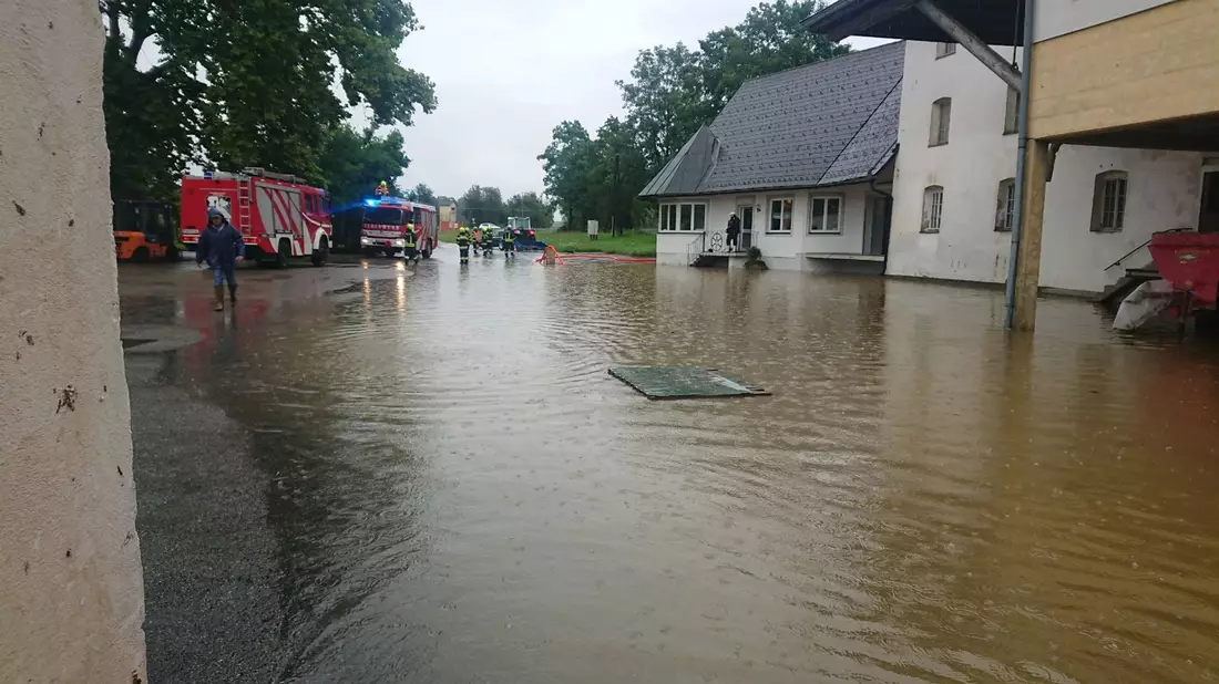 Einsatzkräfte versuchen die Wassermassen im österreichischen Deutschlandberg abzupumpen. - Bild: Unbekannt/BFV DEUTSCHLANDSBERG/APA/dpa