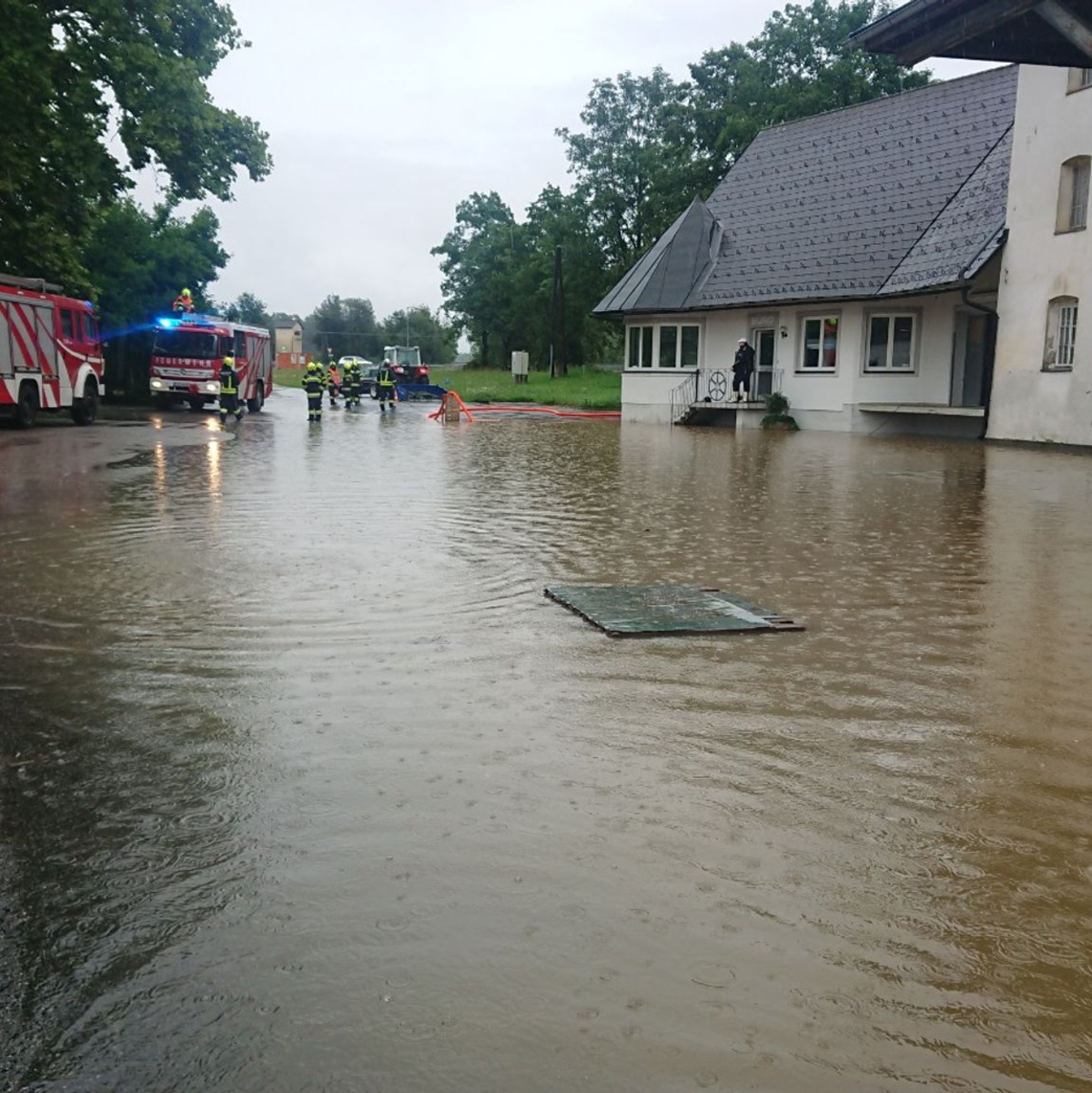 Einsatzkräfte versuchen die Wassermassen im österreichischen Deutschlandberg abzupumpen. - Foto: Unbekannt/BFV DEUTSCHLANDSBERG/APA/dpa