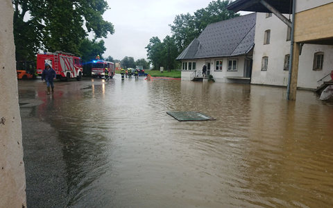 Einsatzkräfte versuchen die Wassermassen im österreichischen Deutschlandberg abzupumpen. - Foto: Unbekannt/BFV DEUTSCHLANDSBERG/APA/dpa