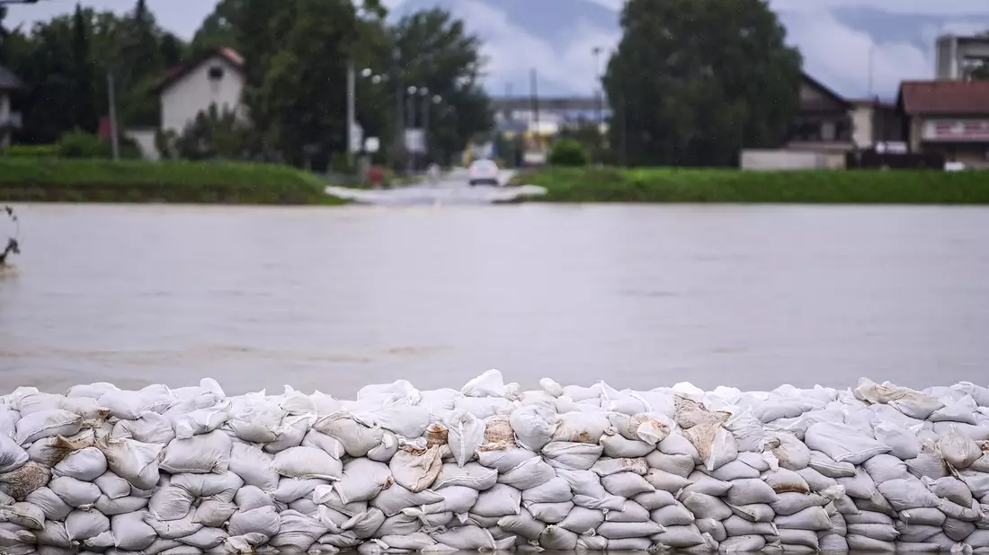 Gestapelte Sandsäcke sind im kroatischen Zabreb nach starken Regenfällen von Hochwasser umgeben. - Bild: Igor Soban/PIXSELL/XinHua/dpa
