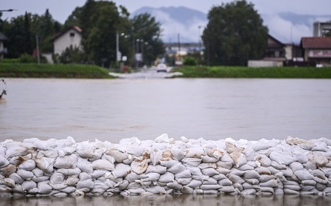 Gestapelte Sandsäcke sind im kroatischen Zabreb nach starken Regenfällen von Hochwasser umgeben. - Foto: Igor Soban/PIXSELL/XinHua/dpa