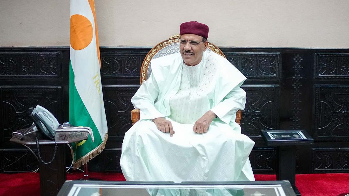 Befindet sich aktuell in den Händen der Putschisten: Mohamed Bazoum, Staatspräsident der Republik Niger. - Foto: Kay Nietfeld/dpa