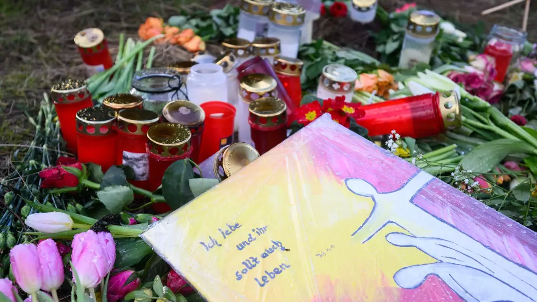 Blumen und Kerzen im Januar 2023 in Wunstorf am Fundort der Leiche des 14-Jährigen. - Bild: Julian Stratenschulte/dpa