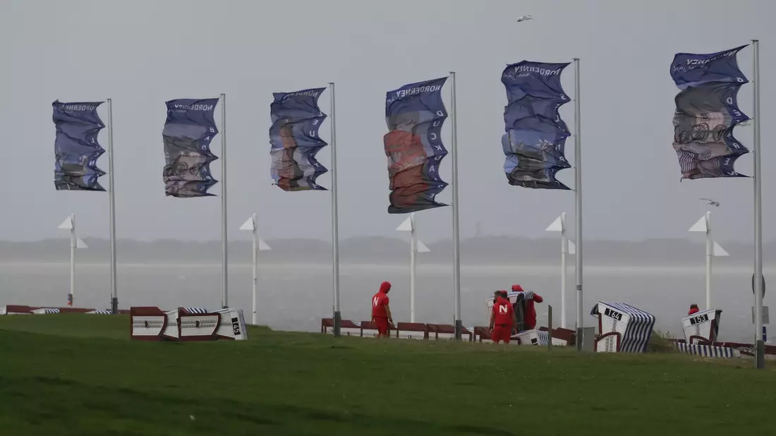 Bei starkem Nordwestwind wehen Fahnen an der Kaiserwiese auf der ostfriesischen Insel Norderney. - Bild: Volker Bartels/dpa