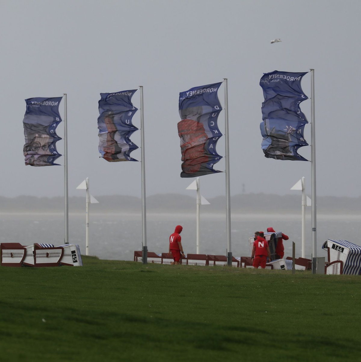 Bei starkem Nordwestwind wehen Fahnen an der Kaiserwiese auf der ostfriesischen Insel Norderney. - Foto: Volker Bartels/dpa