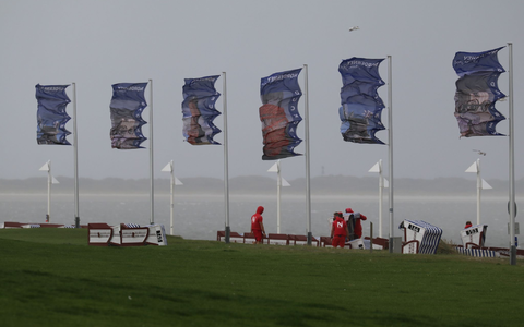 Bei starkem Nordwestwind wehen Fahnen an der Kaiserwiese auf der ostfriesischen Insel Norderney. - Foto: Volker Bartels/dpa