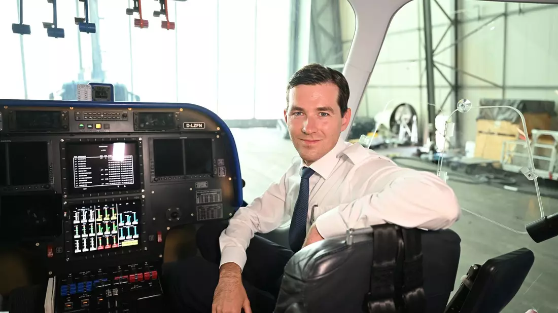 Viktor Schacht in der Gondel des Zeppelin NT (Neue Technologie) in Friedrichshafen. - Bild: Felix Kästle/dpa