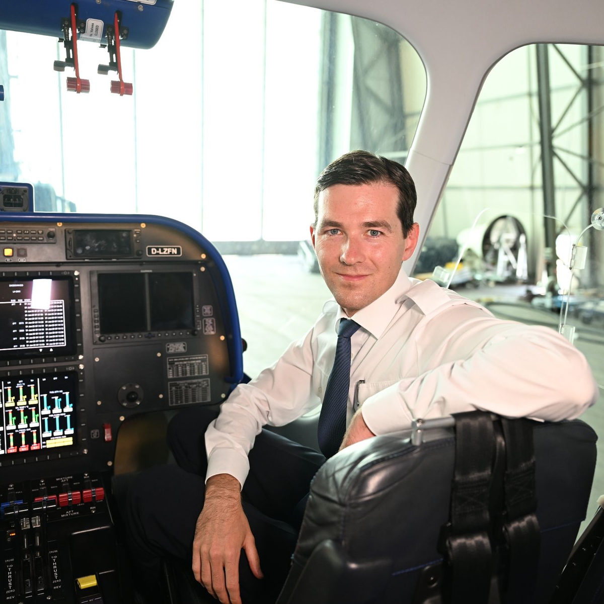 Viktor Schacht in der Gondel des Zeppelin NT (Neue Technologie) in Friedrichshafen. - Foto: Felix Kästle/dpa