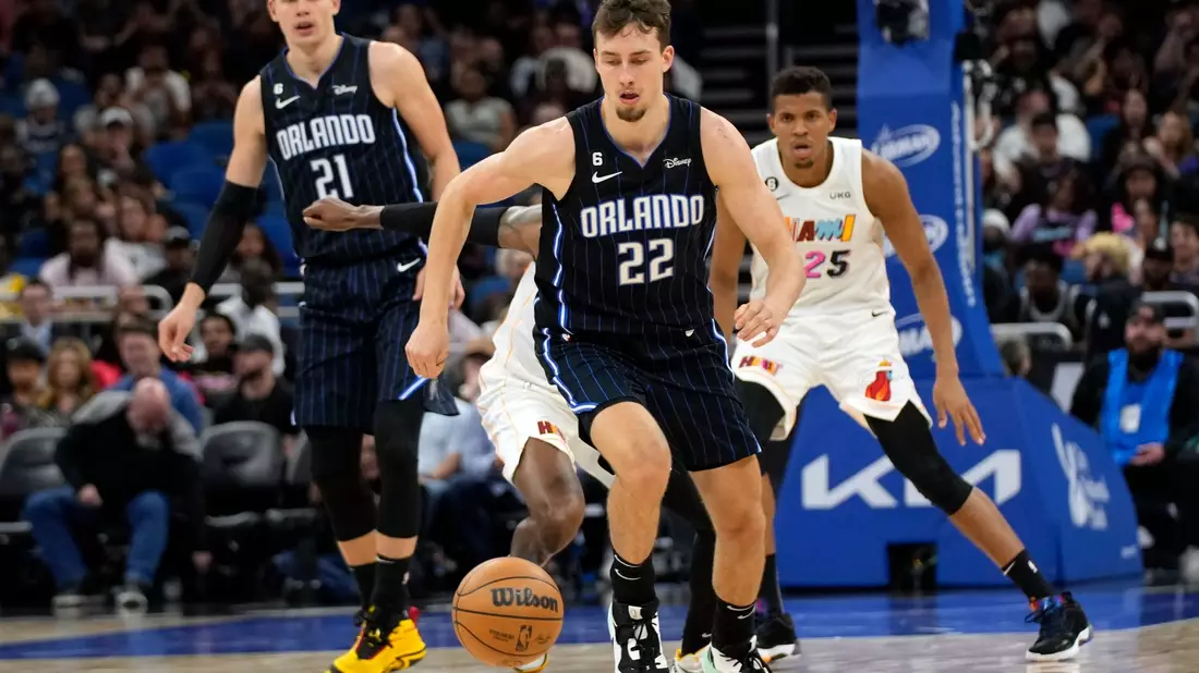 Stehen vor ihrem zweiten gemeinsamen Länderspiel: Die Brüder Franz (22) und Moritz Wagner (21) von den Orlando Magic. - Bild: John Raoux/AP/dpa