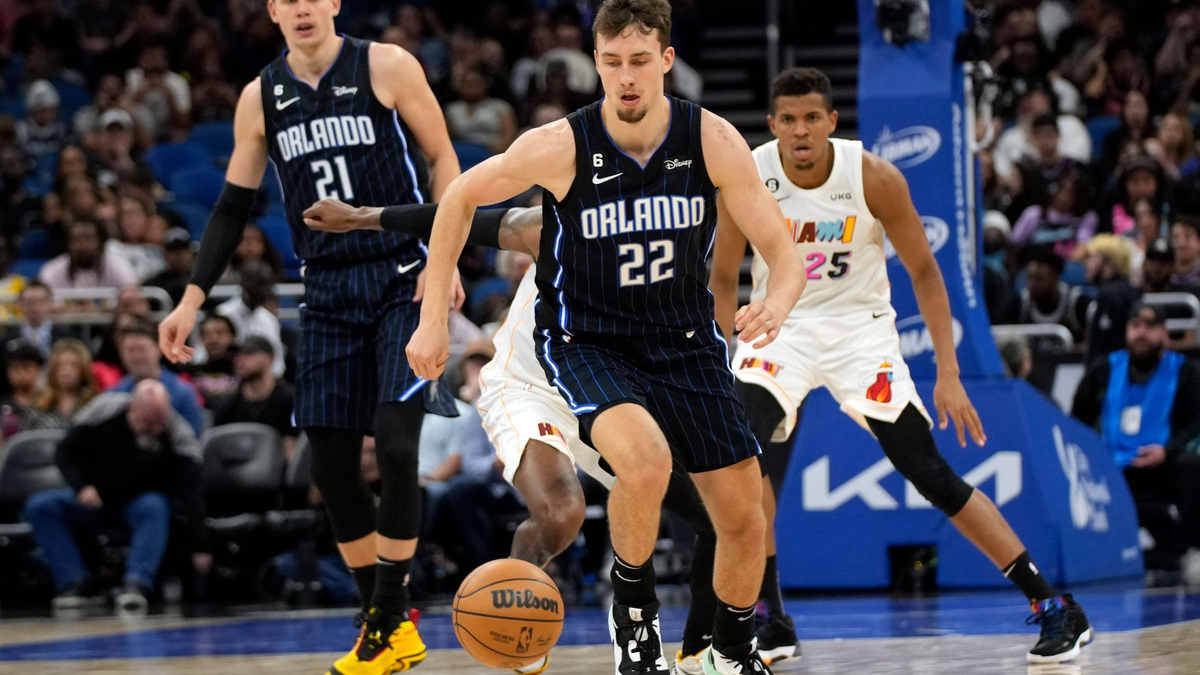 Franz (M.) und Moritz Wagner (l) qualifizierten sich mit Orlando Magic für die NBA-Playoffs. - Foto: John Raoux/AP/dpa