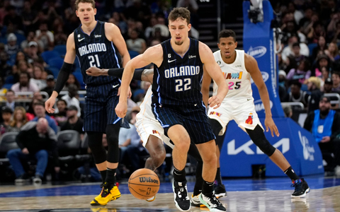 Franz (M.) und Moritz Wagner (l) qualifizierten sich mit Orlando Magic für die NBA-Playoffs. - Foto: John Raoux/AP/dpa